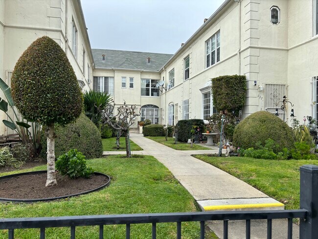 Foto del edificio - 939 S Hobart Blvd