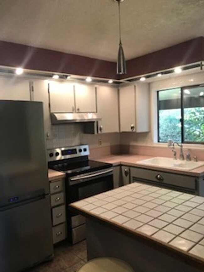 Building Photo - 3Bd/2Ba Single Story Home-Available soon!