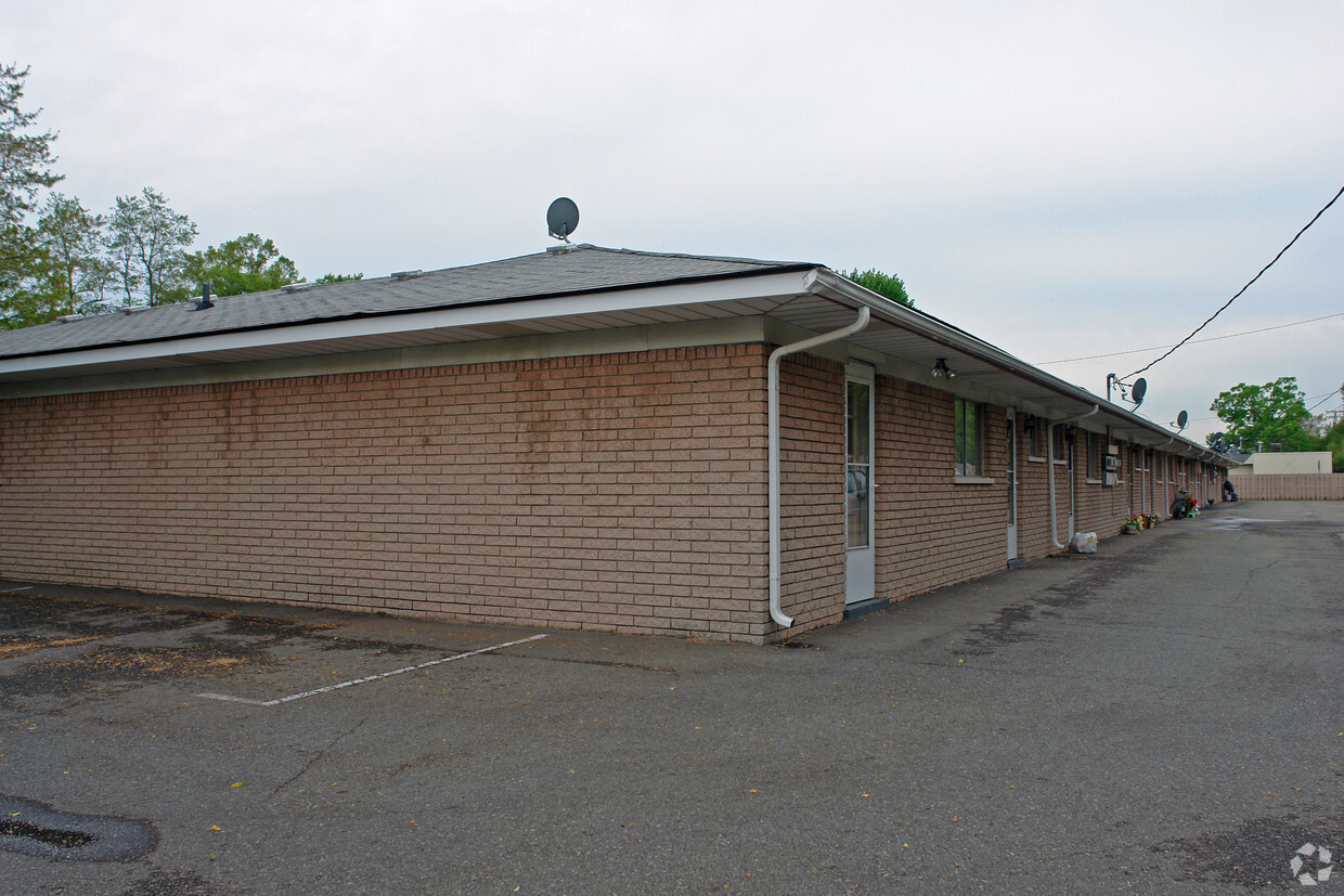 Building Photo - 3850-3882 W Walton Blvd