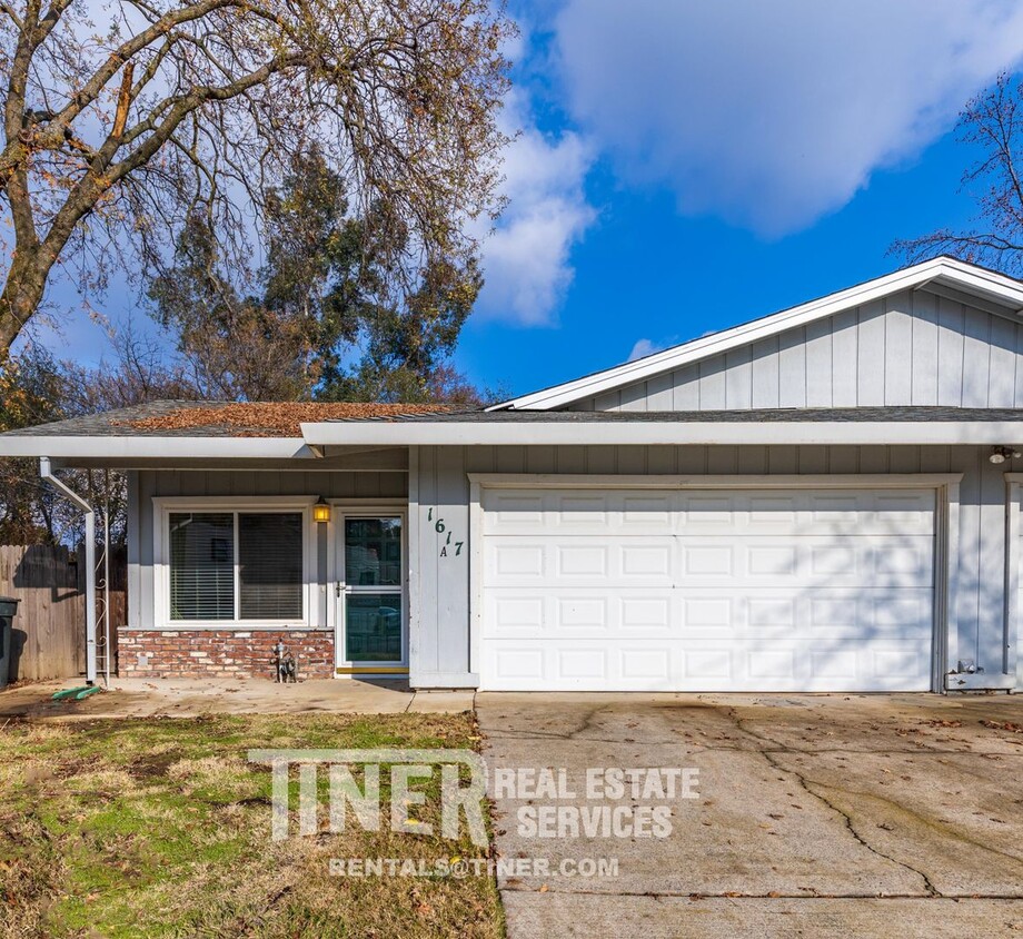 Foto principal - Updated Two Bedroom Duplex- Tier 5