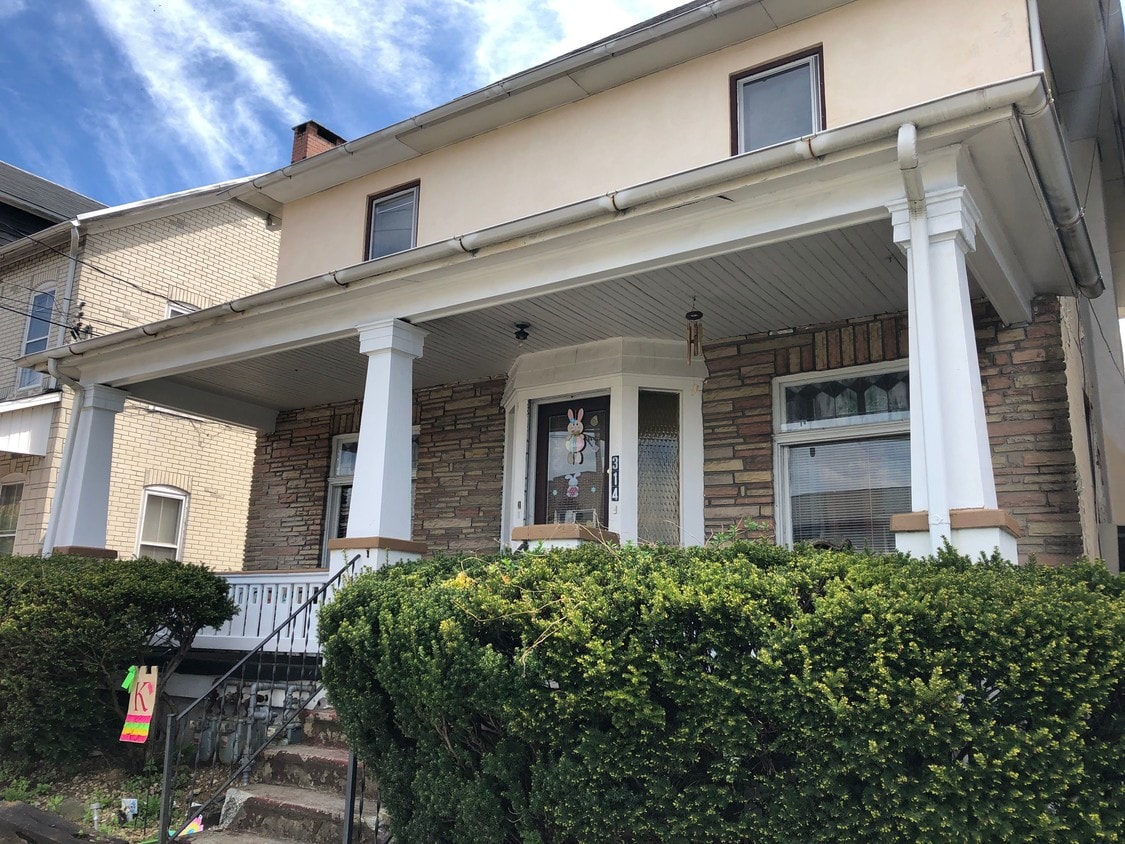 314 W Susquehanna St Unit 2nd Floor, Allentown, PA 18103 Room for