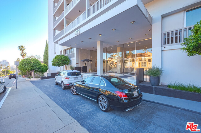 Building Photo - 999 N Doheny Dr
