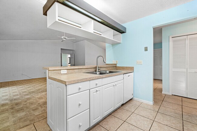 Building Photo - 2041 SE Floresta Dr