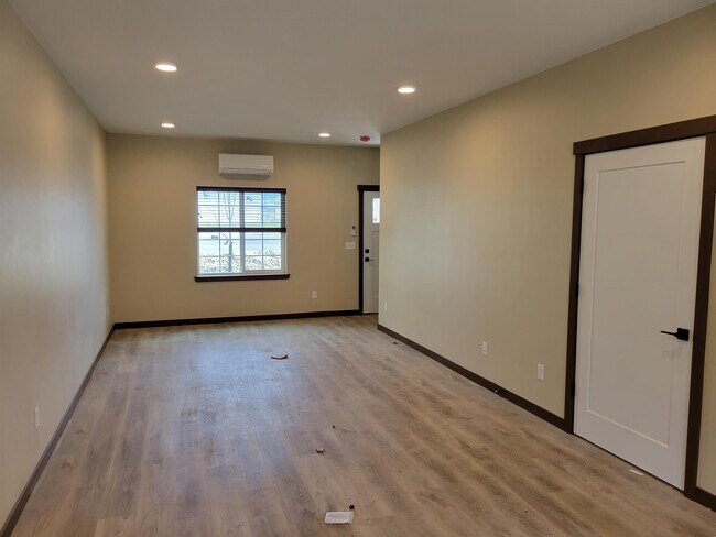 Building Photo - 604 E Helena Ave