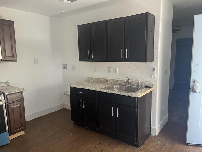 Foto del edificio - 1663 Thistle Ln