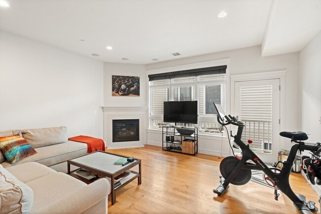 Building Photo - 350 W 2nd St