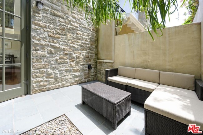 Building Photo - 2 br, 3 bath Condo - 939 20th St Apt 7