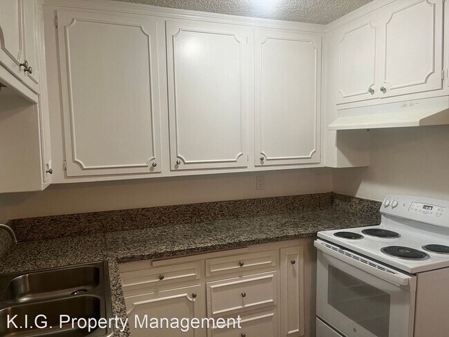 Building Photo - 1 br, 1 bath Apartment - 7356 Haskell Ave....