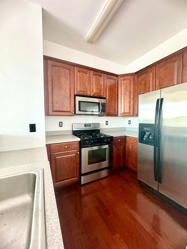 Building Photo - 3 Greenwich Dr