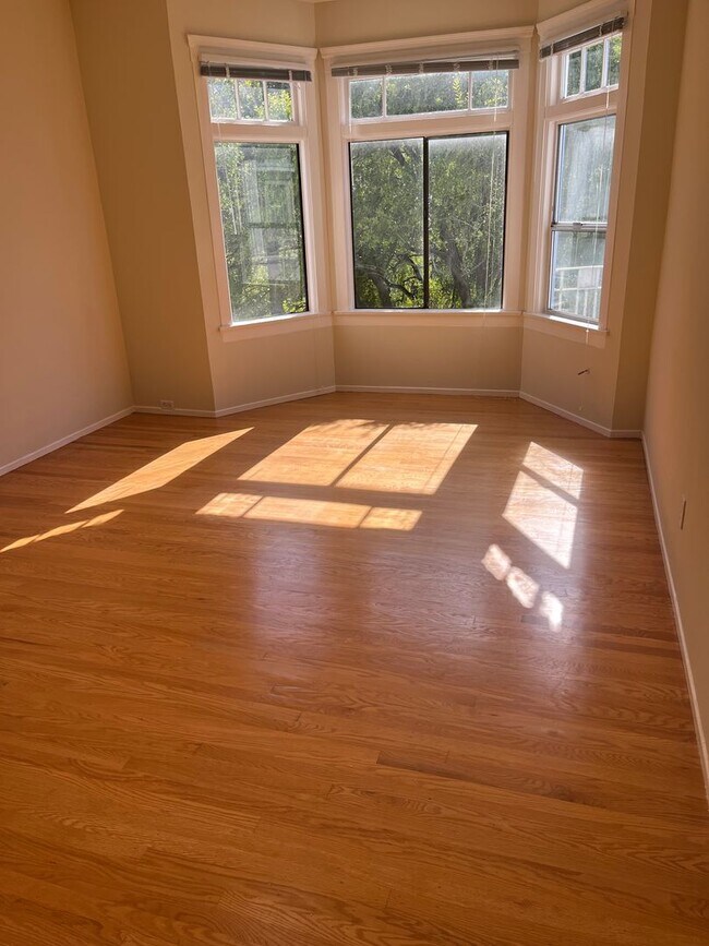 Building Photo - Sweet Studio. Alamo Square. Dishwasher. Mi...