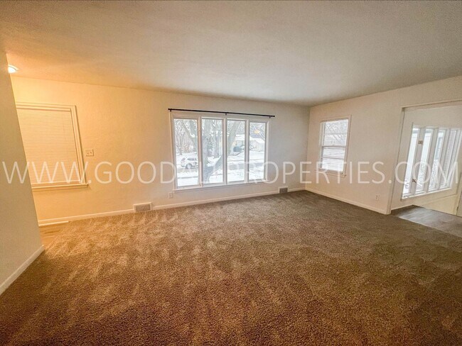Foto del edificio - 3 Bedroom 2 bath with a huge fenced in bac...