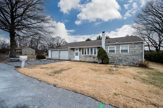 Building Photo - 7 Helen Ln