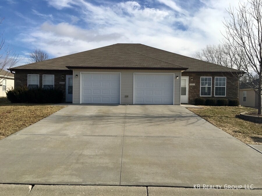3 Bed Single Level Duplex in Blue Springs;... Townhome Rentals in