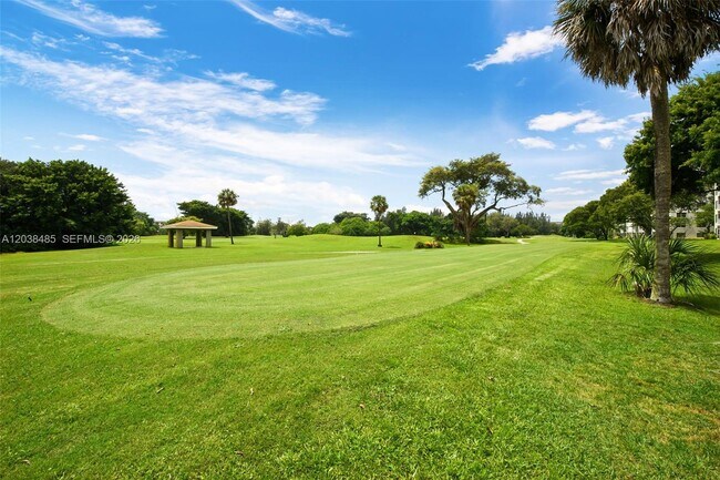 Foto del edificio - 3050 N Palm Aire Dr
