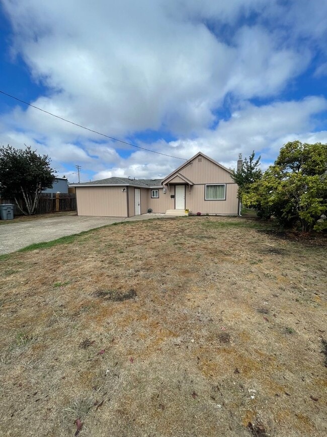 Building Photo - Convieniently located charming home with modern updates!