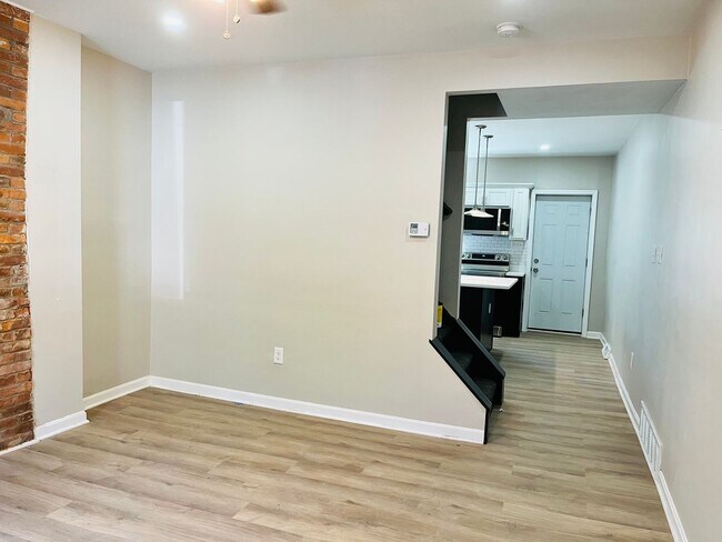 Foto del edificio - Two Bedroom rowhouse available in Northside August 1!