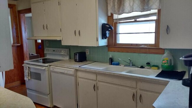 Building Photo - 2 Car Garage + 2 Large Living Rooms! Washer & Dryer Included! Available August 1st!
