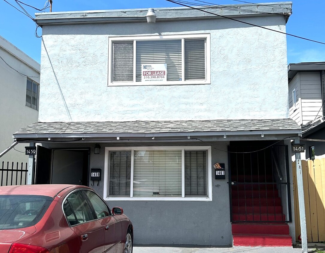 Foto principal - Spacious Upstairs Two Bedroom Apartment in...
