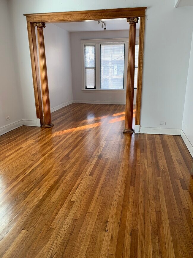 Foto del edificio - 2135 W Division St