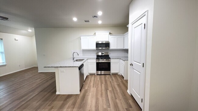 Foto del edificio - 3 Bedroom 2 Bath 2 Car Garage Duplex in Gr...