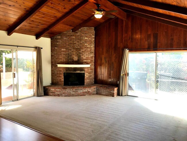 Building Photo - 1580 Encino Dr