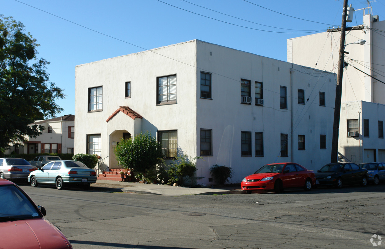 Building Photo - 1000 Ferry St