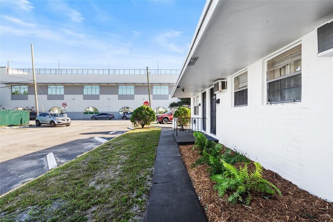 Building Photo - 2649 Van Buren St