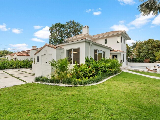 Foto del edificio - 825 SW 23rd Rd