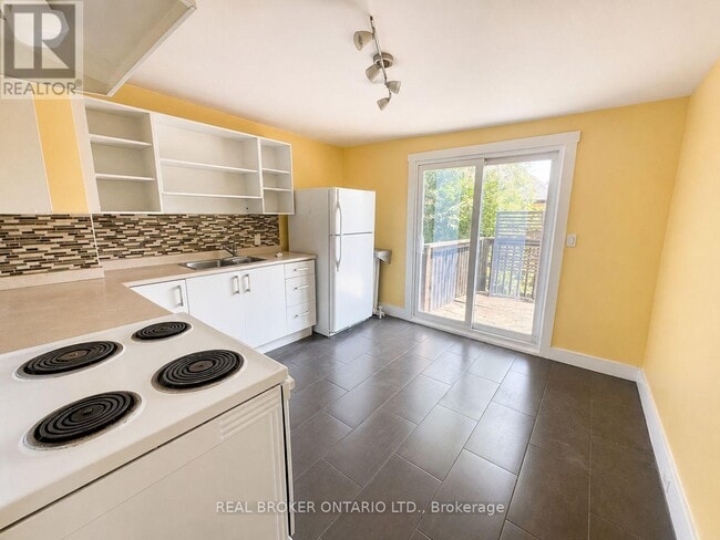 Building Photo - 45 Fairleigh Crescent