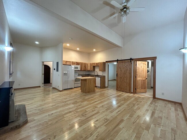 Foto del edificio - 1 bed 1 bath Duplex in South Hamilton with Large Shop