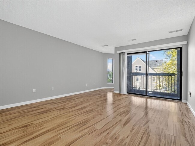 Foto del edificio - 59-69 Msgr Patrick j Lydon Way Unit 311