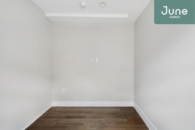 Building Photo - ROOM ONLY in 3-bed/1.0-bath Home