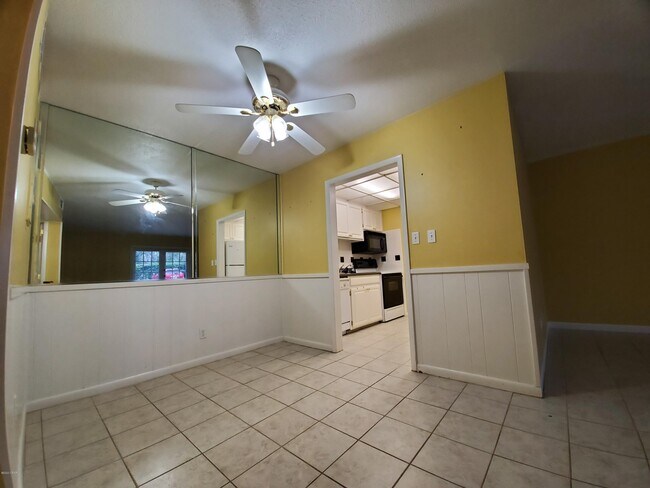 Foto del edificio - 2100 W Beach Dr