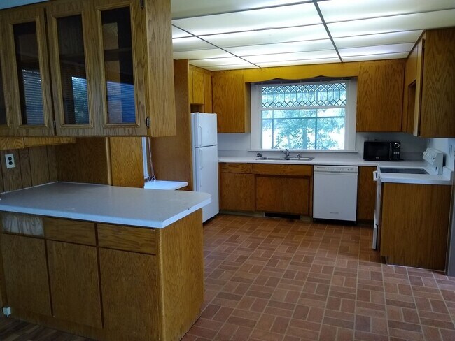 Building Photo - 3 Bed 2 Bath Home Near Concordia & MSUM!