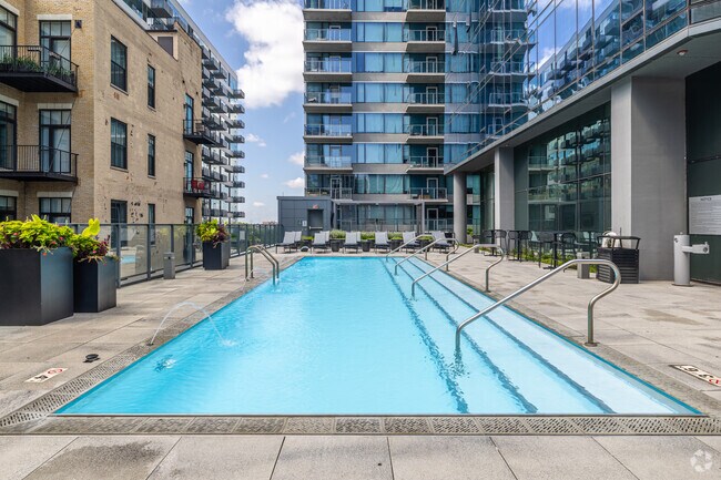 Piscina - Arrive Michigan Avenue