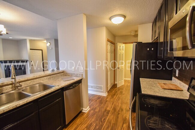Foto del edificio - 3 Bedroom 2.5 Bathroom End Unit Townhome i...