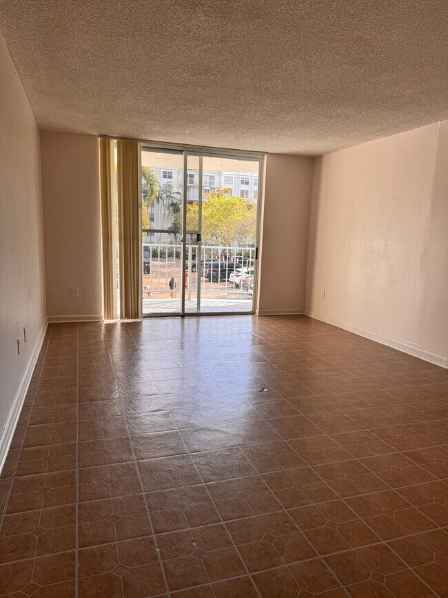Foto del edificio - 484 NW 165th St
