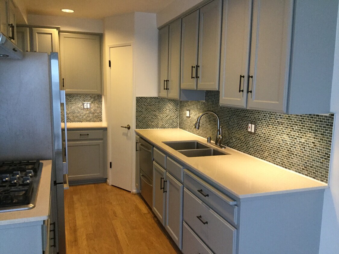 Kitchen - 516 San Vicente Blvd