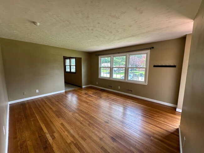 Foto del edificio - 3 BED / 1.5 BATH SINGLE FAMILY