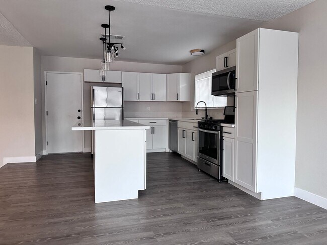 Foto del edificio - Beautiful single-story home featuring 3 bedrooms, 2 bathrooms, and a 2-car garage, situated on a ...