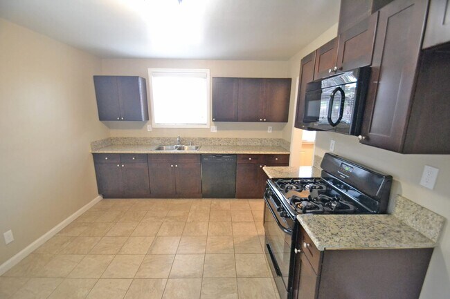 Building Photo - 13713 Busby Dr