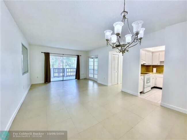 Building Photo - 4001 Hillcrest Dr
