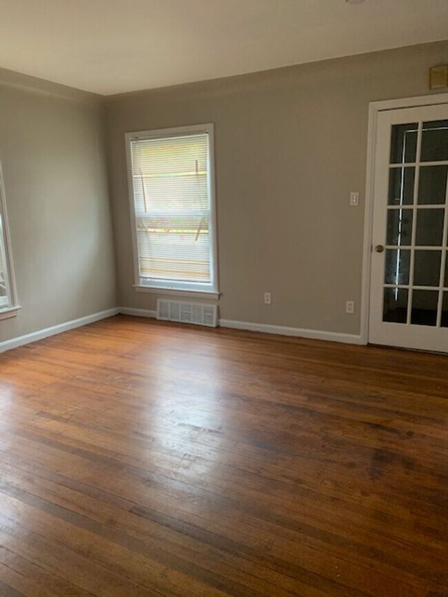 Building Photo - Amazing 3 bedroom brick bungalow