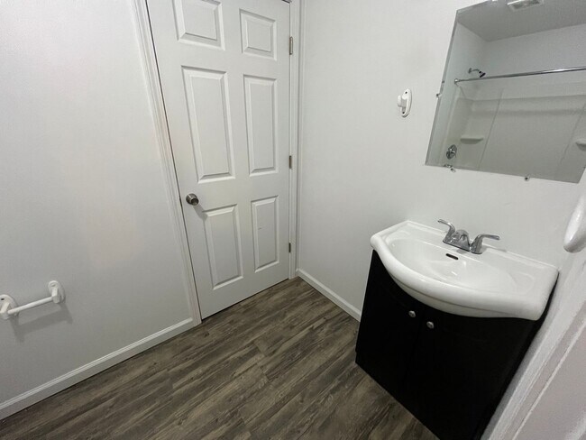 Building Photo - All utilities included One Bedroom Apartme...