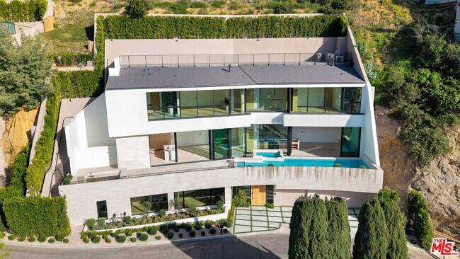 Foto del edificio - 8765 Hollywood Blvd