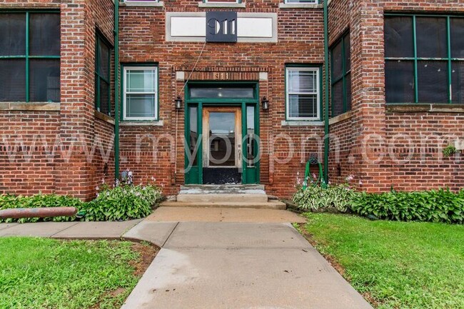 Building Photo - 911 Forest Ave