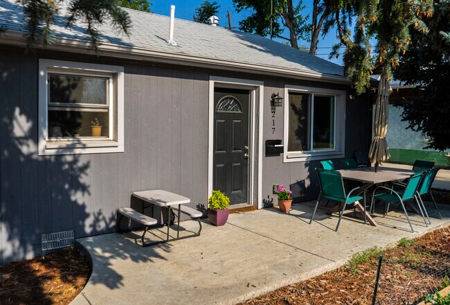 Foto del edificio - 217 S Yates St