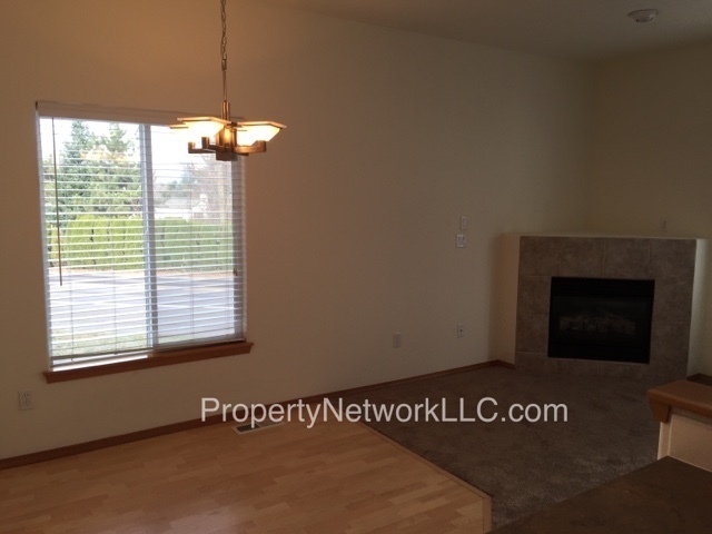 Building Photo - Great 3 Bedroom Gresham Duplex