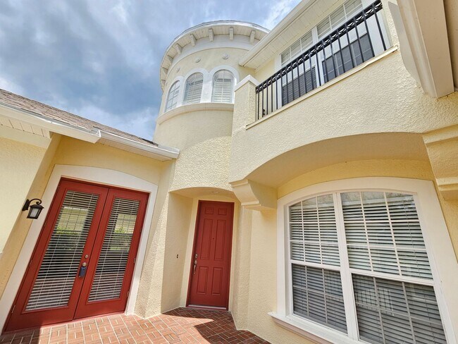 Building Photo - 4 bedroom, 4 bathroom, 3 car garage on con...
