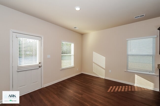 Building Photo - 430 Clover Cir